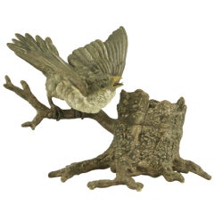 Antikes Wiener Bronzetintenfass mit auf einem Baumstamm sitzendem Vogel.