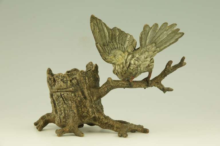Antique Vienna bronze inkwell with bird perched on a tree trunk. In Good Condition In Antwerp, BE