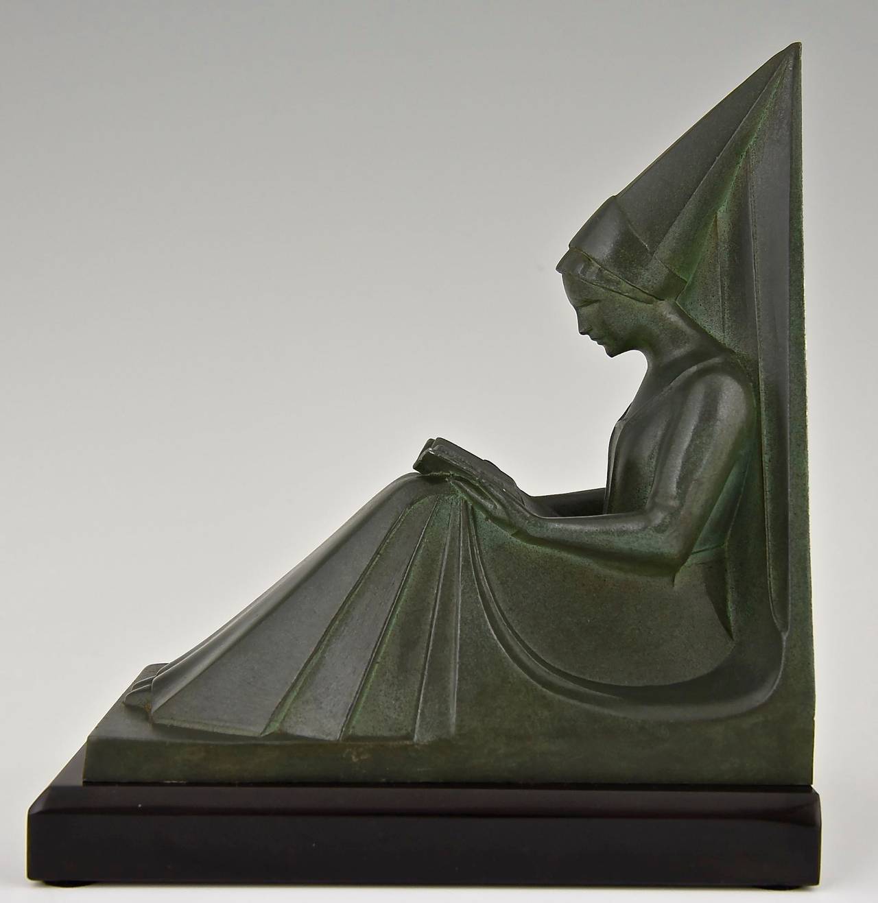 Art Deco Bookends by Max Le Verrier, Reading Ladies, France, 1930 In Good Condition In Antwerp, BE