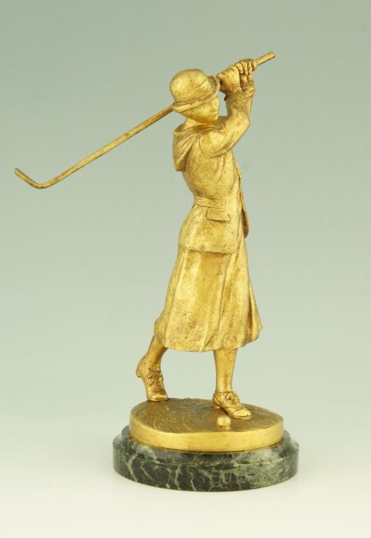 Lady golfer by José Dunach.

This model is illustrated on page 44 of
“Mascottes automobiles” by Michel Legrand.

“Mascottes passion” by Michel Legrand, Antic show éditions. EPA éditions.