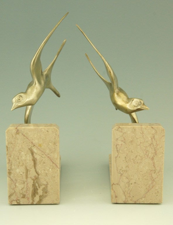 Fedex shipping: $ 220

A pair of Art Deco bronze swallow bookends by Alexandre Ouline, who worked in France 1918-1940.

Literature:
“Animals in bronze” by Christopher Payne. Antique collectors club. 
“Dictionnaire des peintres, sculpteurs,