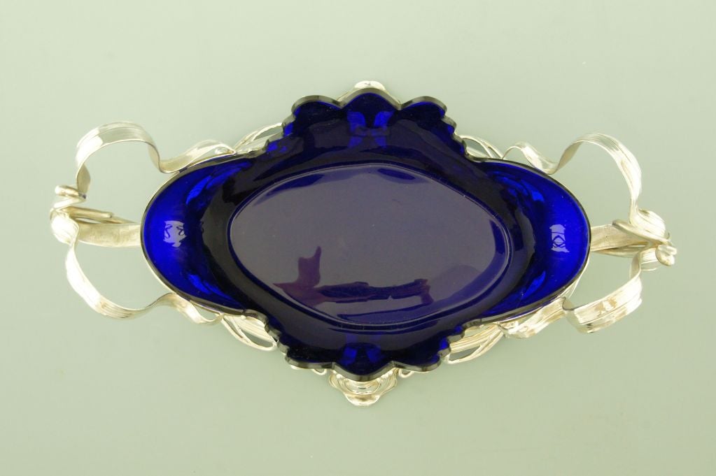 Art Nouveau flower dish with butterflies and blue glass by WMF. In Good Condition In Antwerp, BE