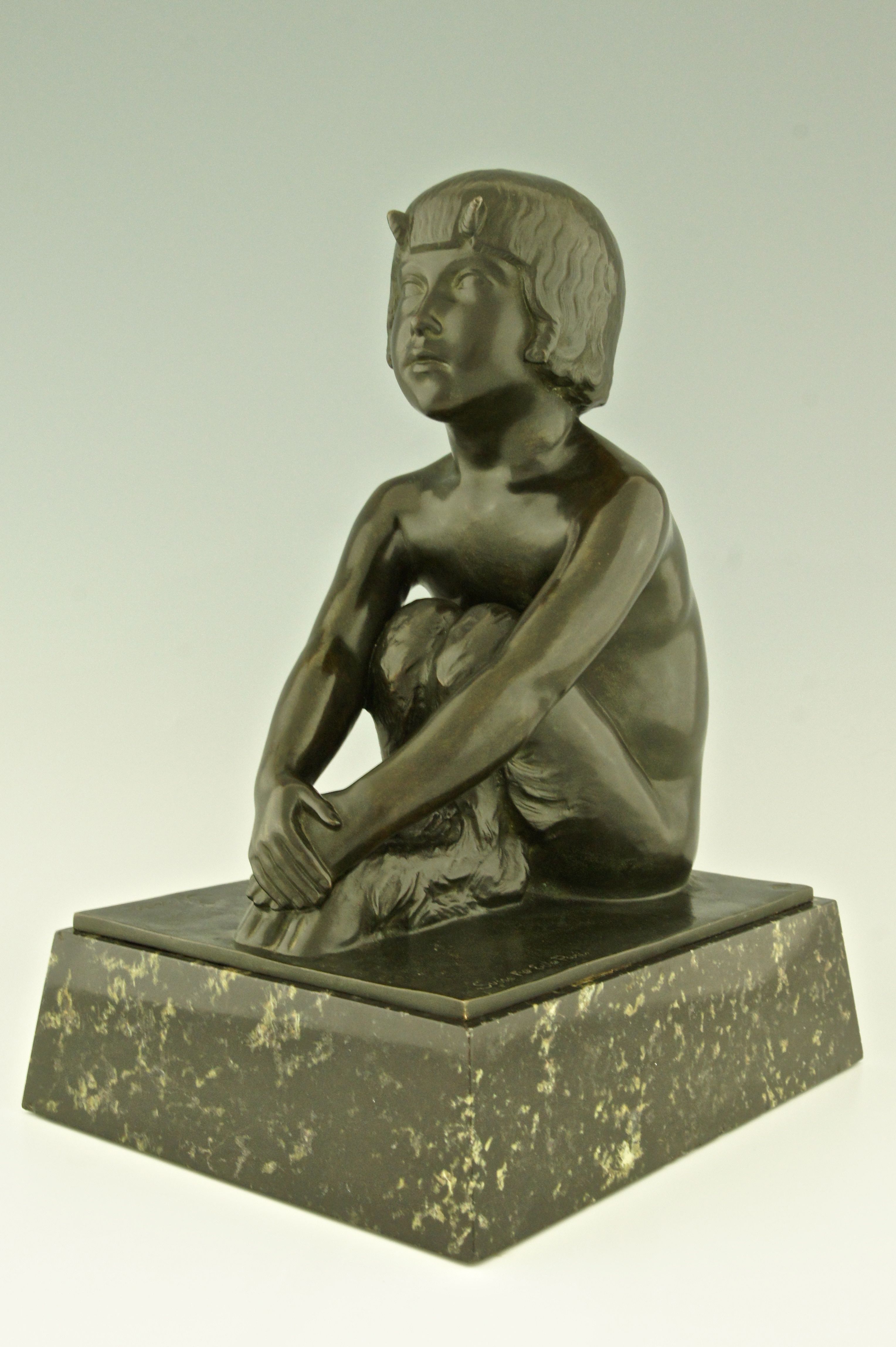 Sculpture Art déco d'une satyre féminine assise par Paul Silvestre