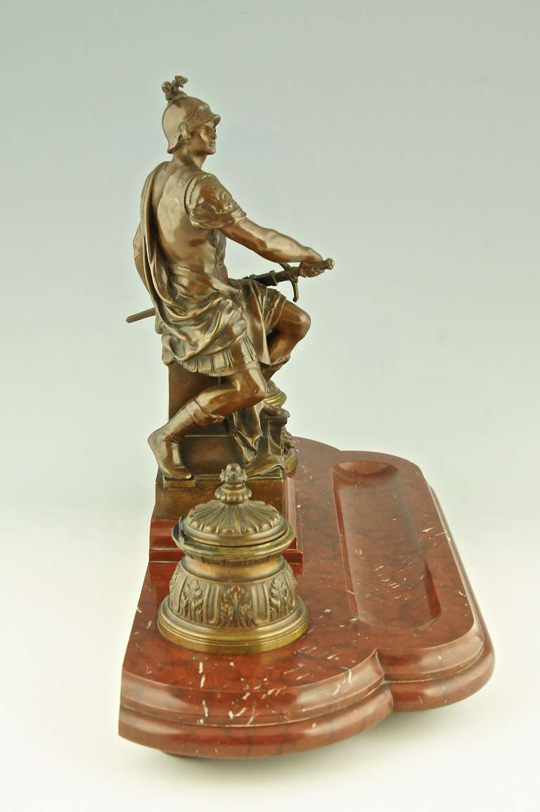 Patiné Encrier sculptural français en bronze avec soldat classique par Picault, 1896.