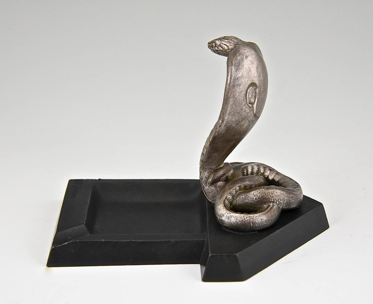 French Art Deco Cobra Ashtray by Pichegru In Good Condition In Antwerp, BE