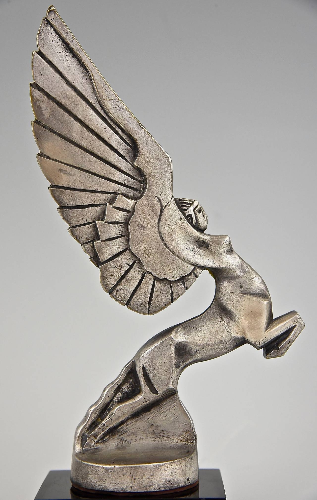 Une mascotte de voiture ou d'ornement de capot Art Déco en bronze argenté Centauride. 
Artiste :  Darel. 
Signature :  Darel. 
Le style :  Art déco. 
Condition :  Bon état d'origine:: voir photos. 
Date : Californie. 1925
Matériel:  Bronze:: patine