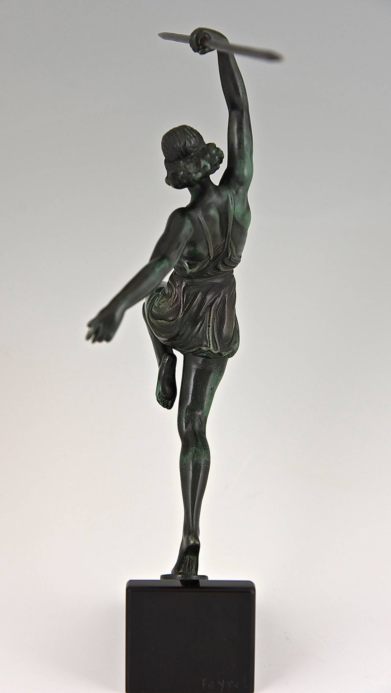 Art Deco javelin female thrower.
By Fayral, pseudonym for  Pierre Le Faguays.
Signature or marks:  Fayral.
Style: Art Deco.

Condition:  Good original condition, see pictures.
Date: circa 1935.
Material:  Metal with green patina.  Black