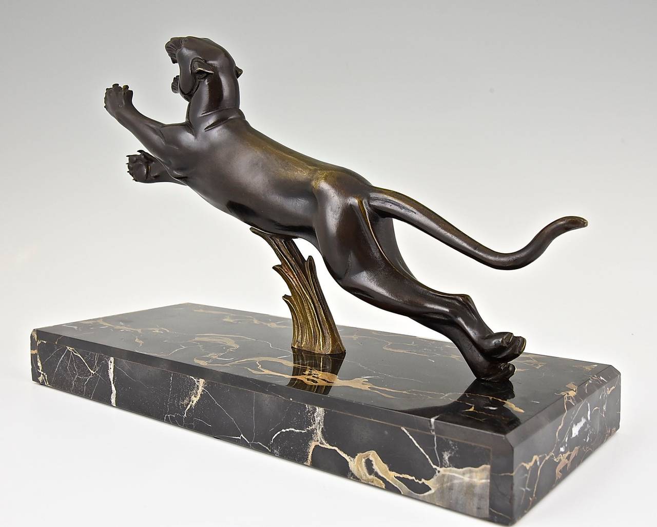 Français Sculpture Panthère Art Déco en Bronze par H. Gual:: France:: 1930