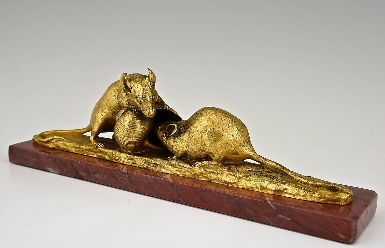 Description :  Souris et escargot. 
Artiste ou fabricant :  Gardet Georges:: 1863-1939. 
Signature ou marques :  G. Gardet:: F. Barbedienne marque de fonderie. 
Le style :  Romantique. 
Date :  1895. 
Matériau :  Bronze:: dorure originale.  Base en