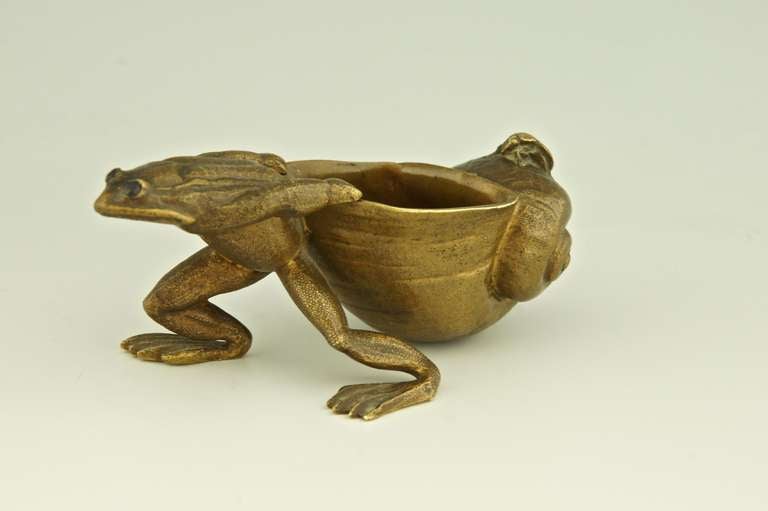 Bronze sculpture of a frog pulling a snail shell with an insect by Louchet. In Good Condition In Antwerp, BE