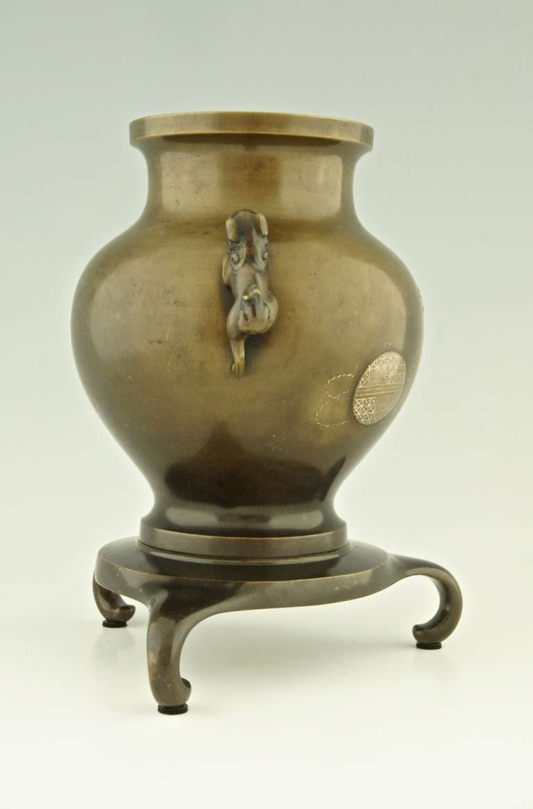 Antique Japanes Bronze Vase With Foo Lions, Meiji Period.  In Good Condition In Antwerp, BE