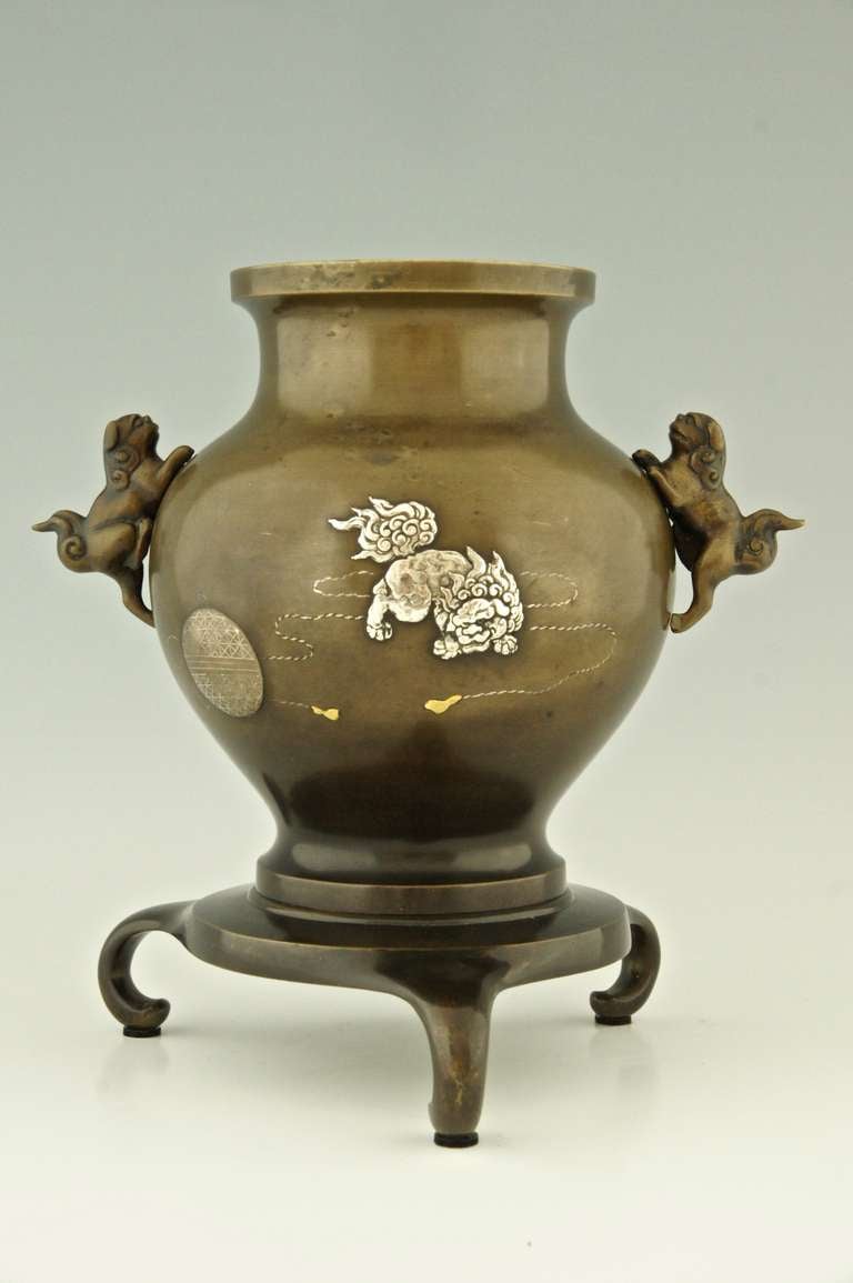 Antique bronze vase with Foo lions. 
Japanese signature, see pictures. 
 Meiji period 1868-1912. 明治時代, Meiji-jidai
 Bronze with gold and silver inlay.
Origin: Japan.