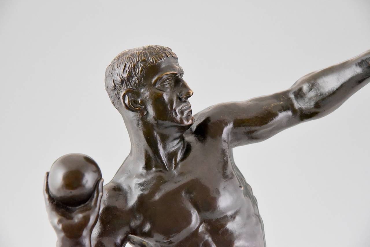 Bronze Sculpture of a Male Nude Athlete Playing Shot Put by B. Ebe, 1930 In Good Condition In Antwerp, BE
