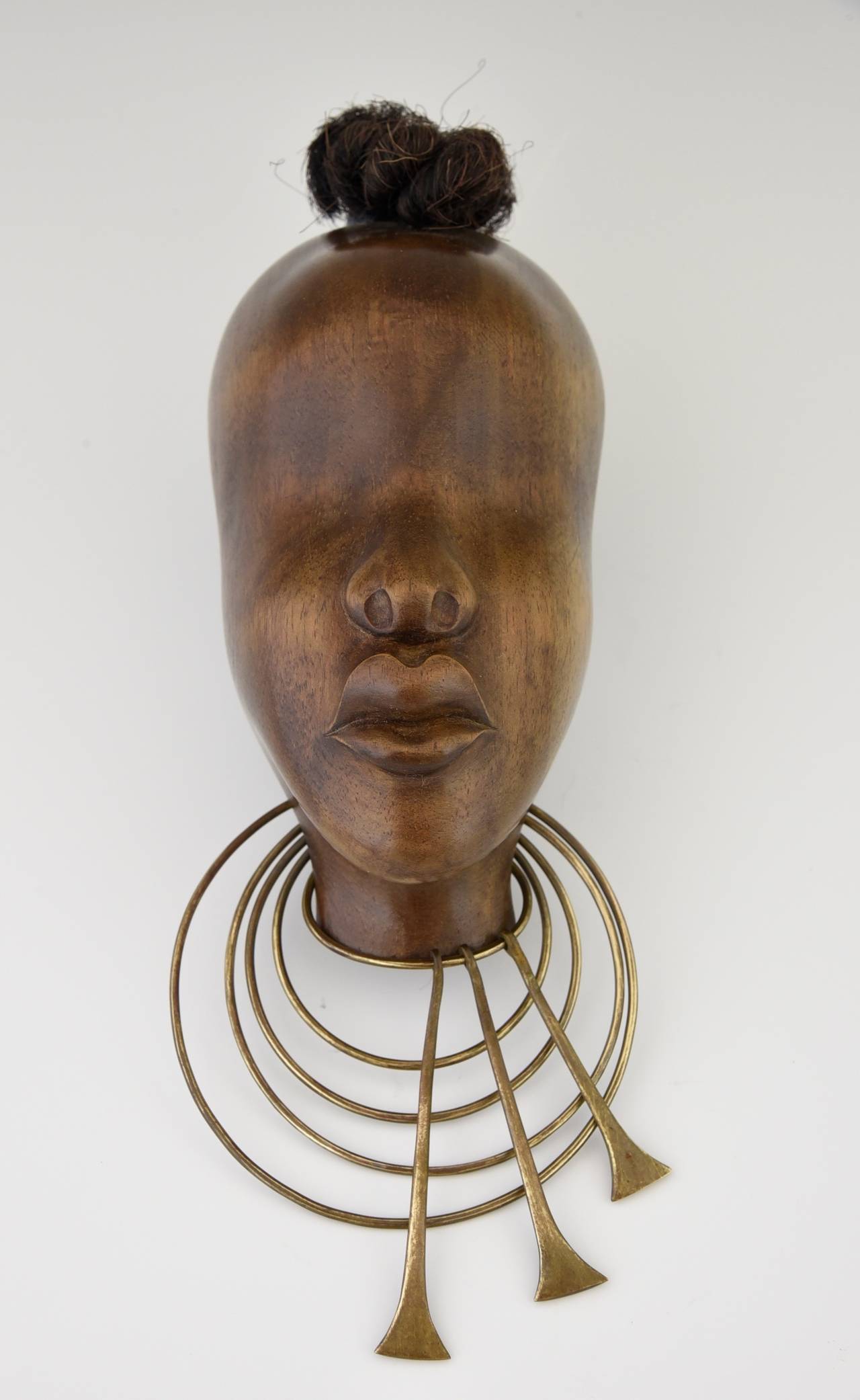 A head of an African women with necklace, wall mask.
By Hagenauer.
Signature or marks: WHW Made in Austria. Hagenauer Wien handmade.
Style: Art Deco.
Date: 1930-1940.
Material: Wood, bronze and horsehair.
Origin: Vienna, Austria.
Condition: