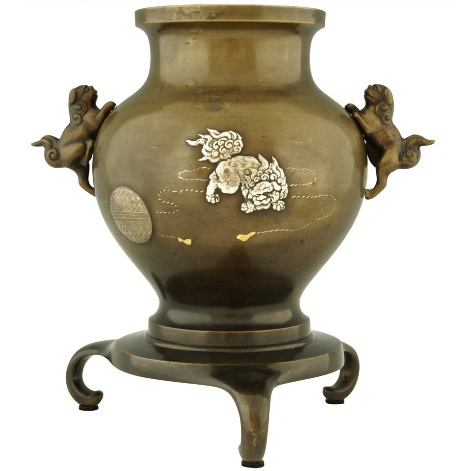 Antique Japanes Bronze Vase With Foo Lions, Meiji Period. 