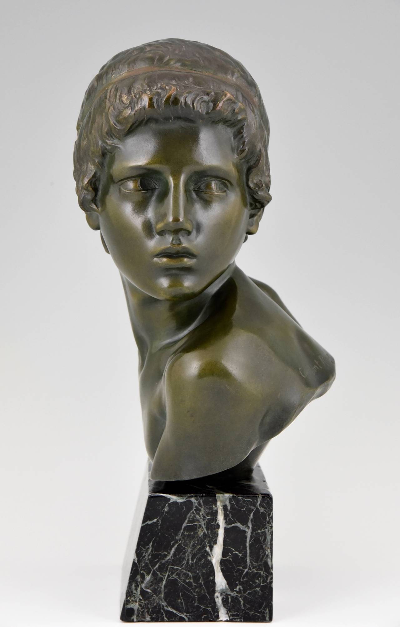 Patiné Sculpture Art déco en bronze d'un garçon:: le jeune Achille par Constant Roux:: 1920.