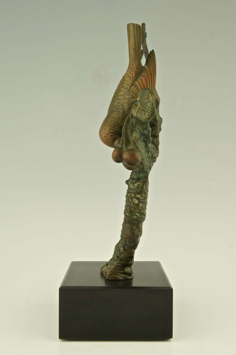 Description :  Sculpture en bronze d'un oiseau sur une branche avec des baies.
Par Rochard, Irenée
Signature / Marques :  I. Rochard  et le bronze. 
Le style :  Art déco.	
Date :  Ca. 1930.
Matériau :  Bronze à patine multicolore, sur socle en