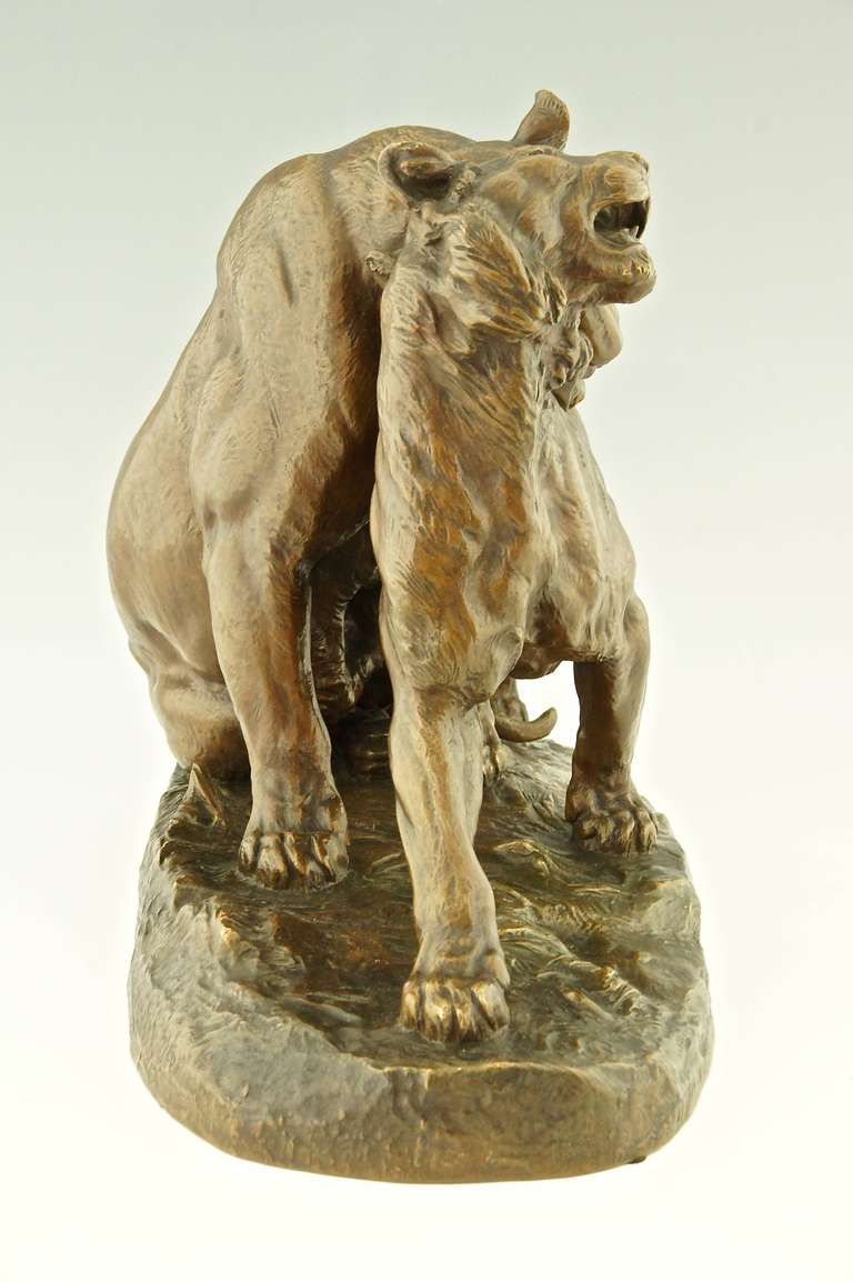 Impressionnante sculpture ancienne en bronze de deux lions par Carles Valton Bon état à Antwerp, BE