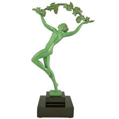 Sculpture Art déco d'un nu avec une branche de vigne par R. Guerbe