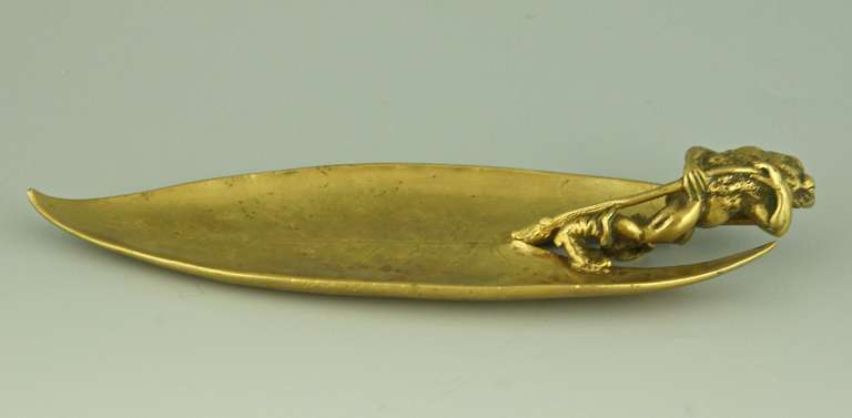 Antique Bronze Tray with a Frog Pulling a Leaf In Good Condition In Antwerp, BE