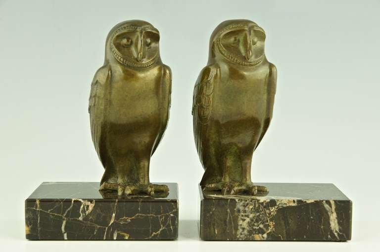 Une paire de serre-livres en bronze Art Déco avec hibou. 
Par Georges Lavroff. Né en Russie en 1895:: a vécu et travaillé en France. 
Signature & Marques :  G. Lavroff.  Marcel Guillemard:: fondateur.  Bronze. 

Taille d'un : 
L. 11::3 cm x H. 16::5