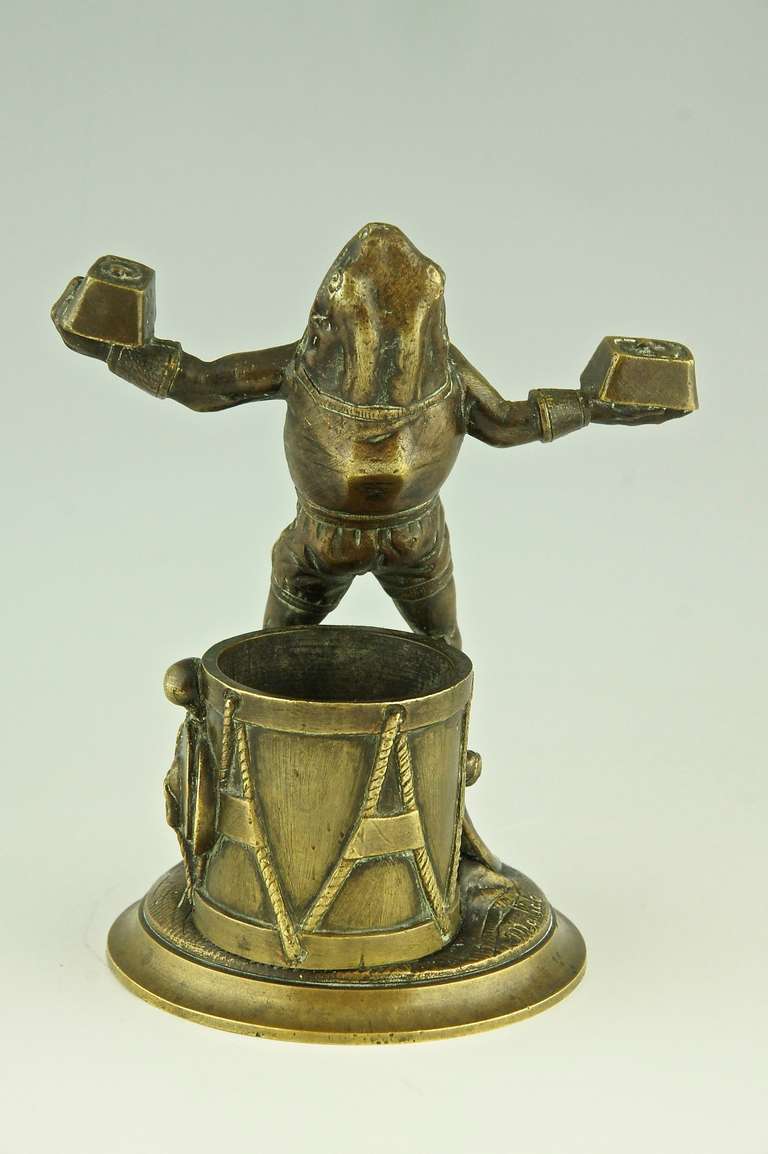 Antique bronze of a frog lifting weights by Malide. In Good Condition In Antwerp, BE