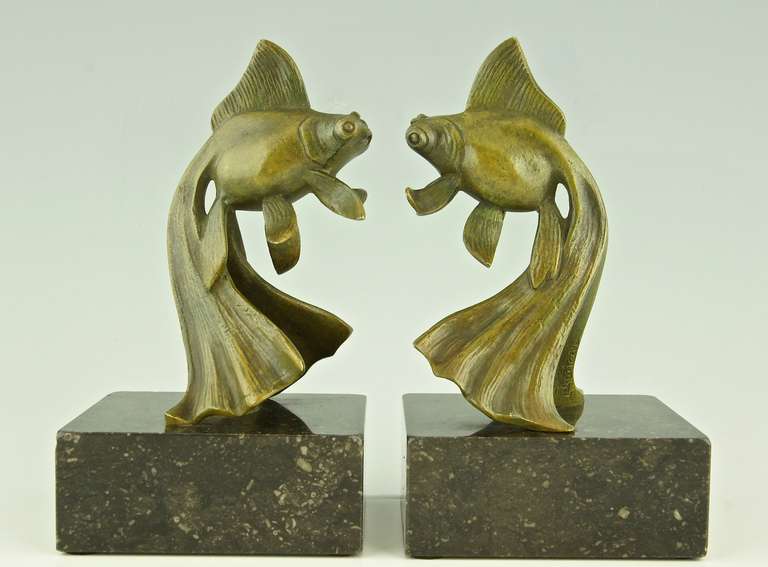 A pair of Art Deco bronze goldfish bookends. 
By Georges Raoul Garreau.

Size of one: 
H. 7.1 inch x L. 4 inch x W. 3.4 inch. 
H. 18 cm. x  L.10.3 cm x W. 8.7 cm.  

Literature: 
Dictionnaire des peintres, sculpteurs, dessinateurs et