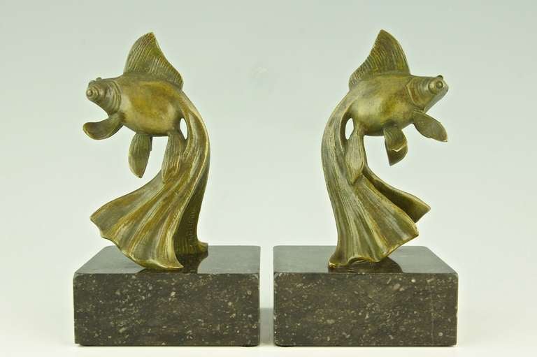 A pair of bronze Art Deco fish bookends by Georges Garreau. In Good Condition In Antwerp, BE