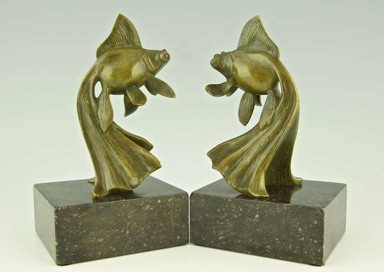 French A pair of bronze Art Deco fish bookends by Georges Garreau.