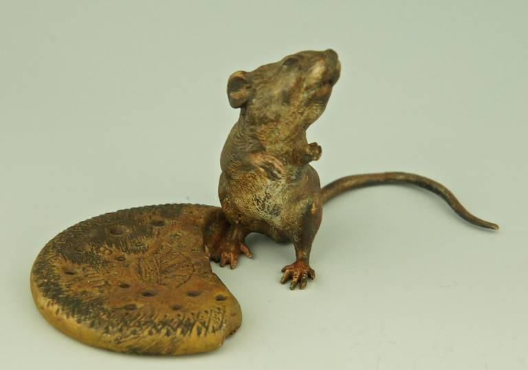 Cold Painted Vienna Bronze Mouse with Biscuit by Bergman In Good Condition In Antwerp, BE