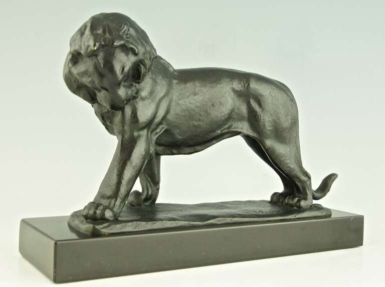 Le lion debout se lèche la poitrine.
Signé : I. Rochard. Estampillé : bronze.

La littérature :
Animaux en bronze par Christophe Payne. Club de collectionneurs d'antiquités. 
Dictionnaire des peintres, sculpteurs, dessinateurs et graveurs par