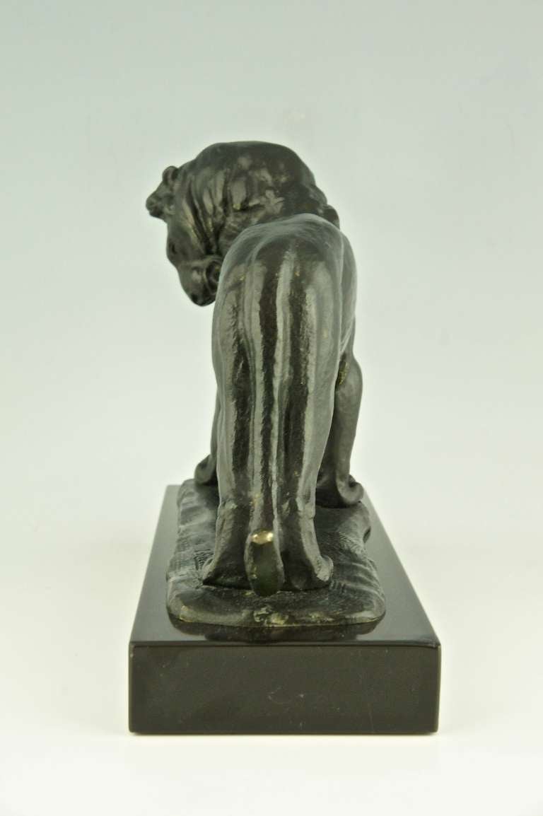 20ième siècle Lion Art Déco en bronze d'Irenée Rochard sur socle en marbre