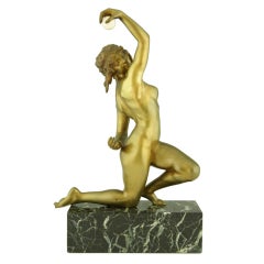 Nu en bronze Art Déco avec ballon par A. Gory.