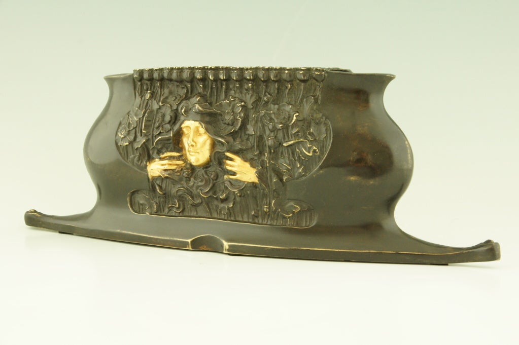 Jardiniere Art Nouveau con volto femminile di Ch. Korschann