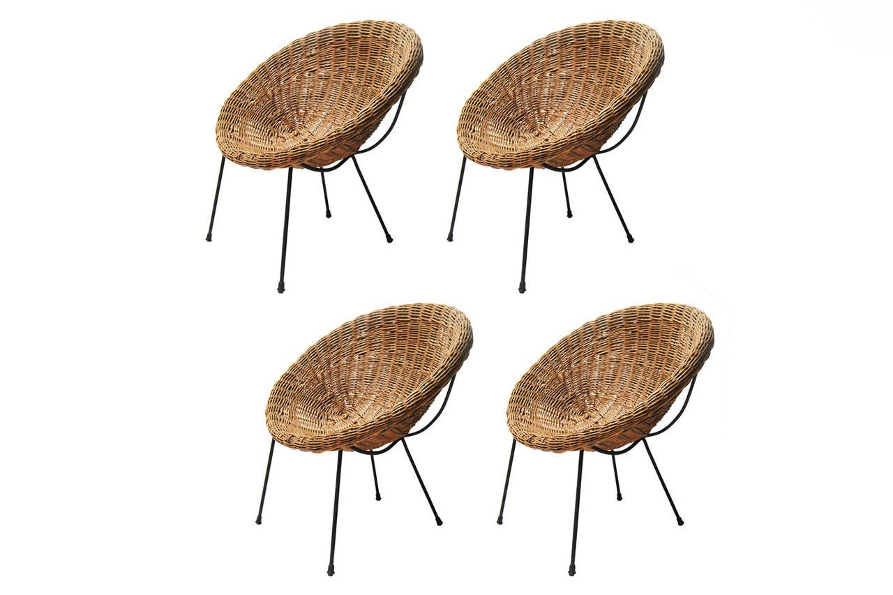Set of four wicker garden chairs with round table.
Black lacquered metal structure.