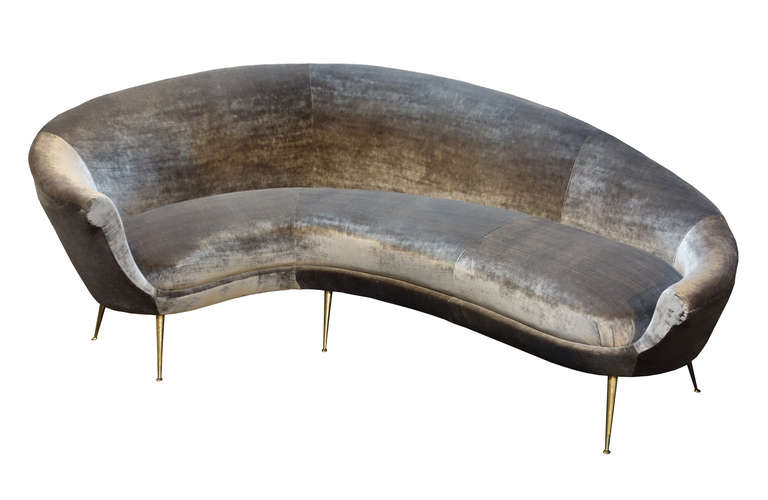 Curved 3-seats sofa designed by Ico Parisi.

Brass legs and silk velvet upholstery by Rubelli.