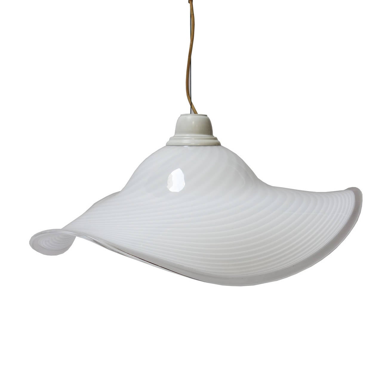 Fantastic Murano glass hanging fixture featuring a hand blown handkerchief form with white painted metal fitting, and brass details. Adjustable height.

Original electrical wiring, could be replaced if requested.