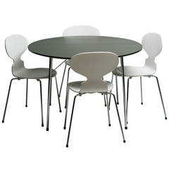 Table Modèle 3600 et quatre chaises 3101 d'Arne Jacobsen