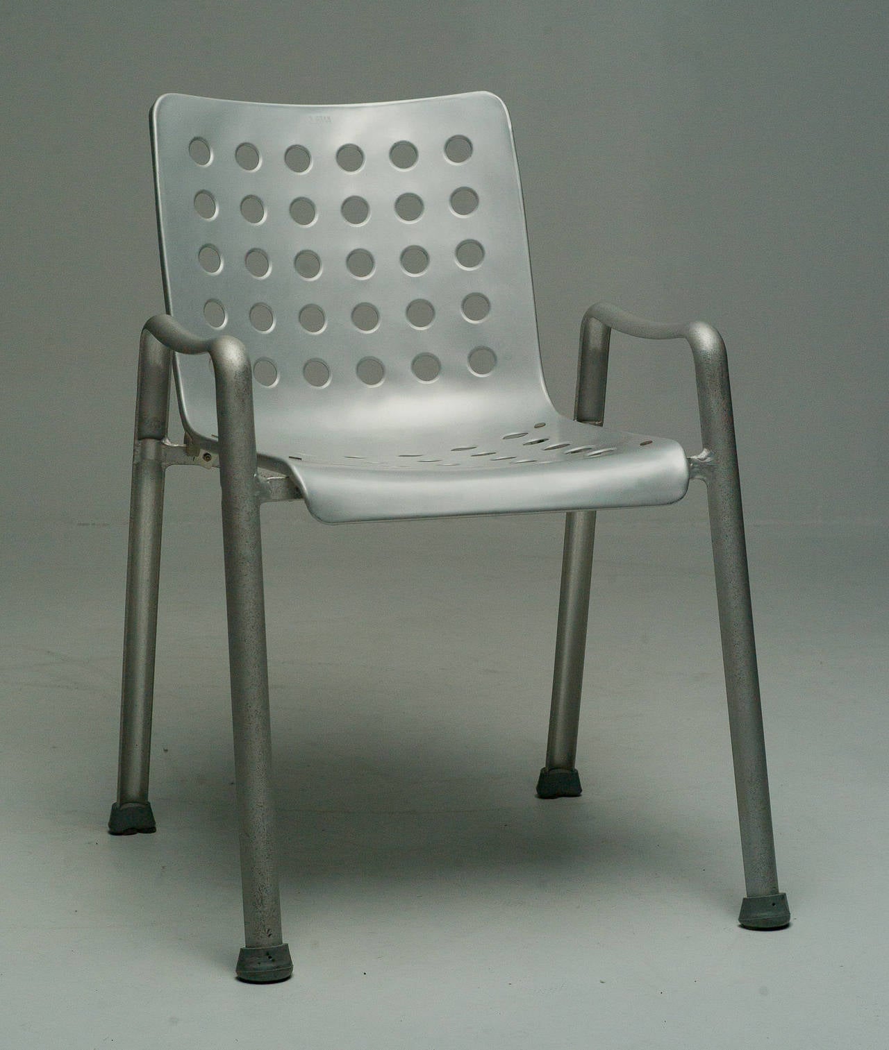 A beautiful aluminium stacking chair. Designed by Hans Coray for the Swiss National Exhibition in Zurich in 1938, executed in the 1970s by P. & W. Blattmann Metallwarenfabrik Wädenswil (MEWA), Switzerland. Marked.
We offer museum quality crating