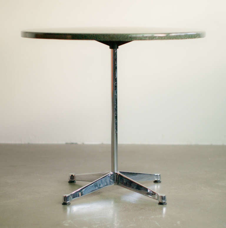 Eames contract base table in chrome, tabletop in green artificial granite.
For in- and outdoor use.
We have 6 tables available.