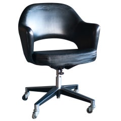 Eero Saarinen swivel/tilt Conference black leather armchair, original 1950's.