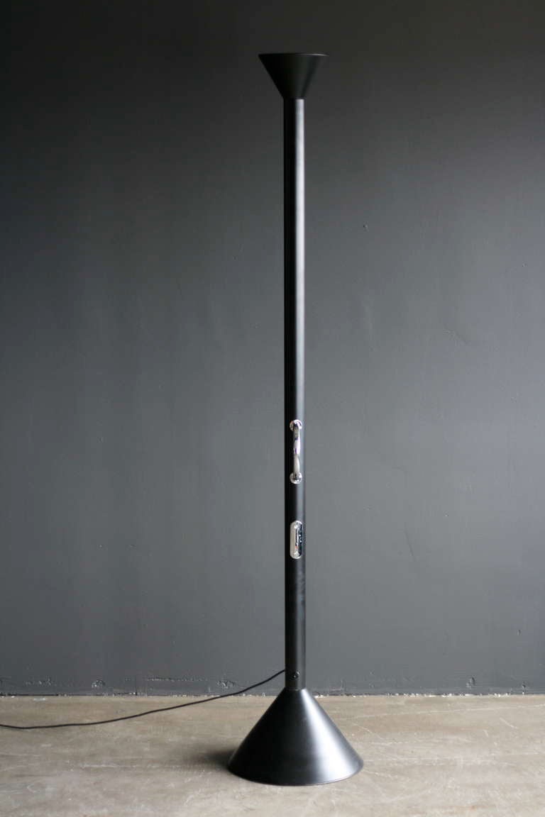 Rare black edition of the Callimaco floorlamp designed for Artemide Italy in 1982.
This is a period floorlamp/uplighter from the '80.
Halogen with dimmer light switch.

Enameled aluminum base and shade, chrome-plated steel handle.
Signed with