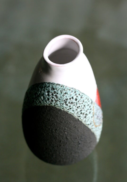 Ceramic vase designed by Ettore Sottsass for 'De Bijenkorf' warehouse in Amsterdam, made by Bitossi in the 1950's. Unique opportunity to buy a 1950's Sottsass item that is still affordable. Marked with 1950's 'De Bijenkorf' logo.