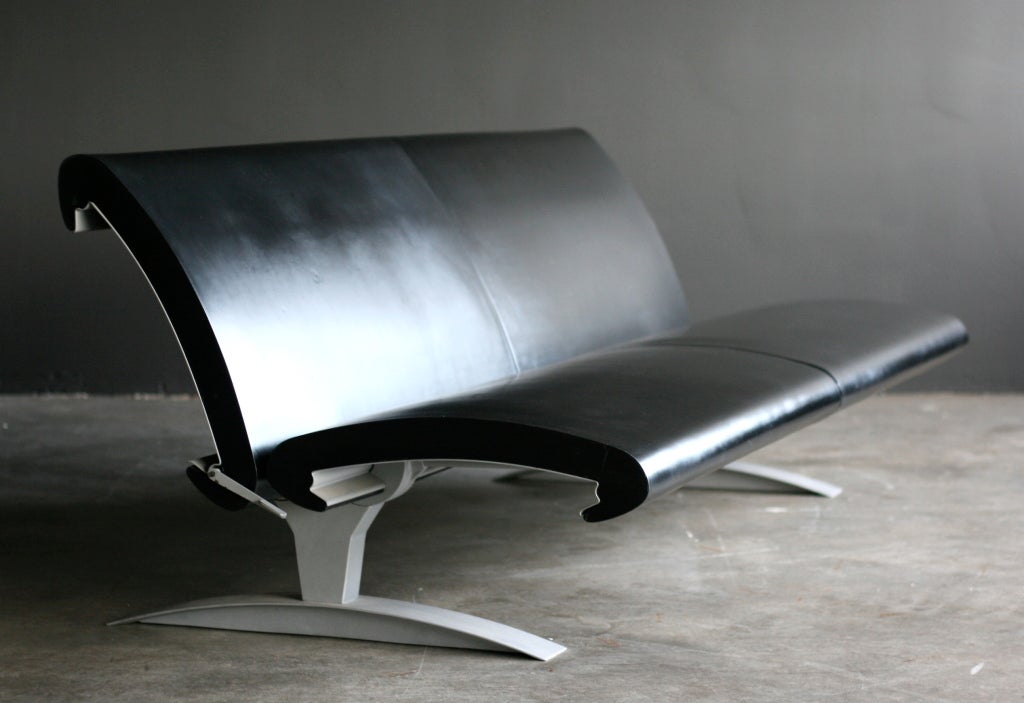 Jean Nouvel’s very first collaboration with Ligne Roset dates from 1989, when he designed the Profils settee. Revolutionary in technical terms, Profils associated a sandblast aluminium frame with an adjustable seat and back in cold-moulded