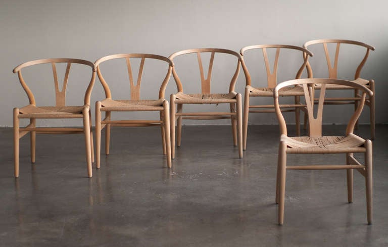 Scandinavian Modern Set of 6 Wishbone dining chairs in oak designed by Hans Wegner for Carl Hansen.