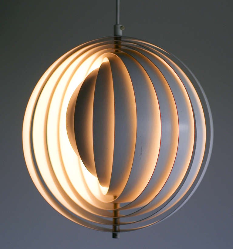 The Moon lamp was an early design by Verner Panton for Louis Poulsen consisting of ten circular white enameled metal bands of different size around a single bulb that rotate to control the light. Original 1960's version.
Complimentary worldwide