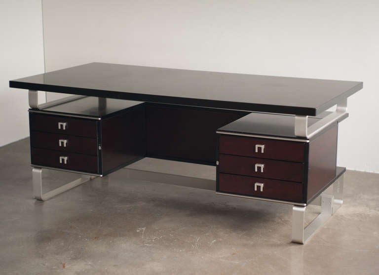 Large executive desk with 6 drawers and the trademark aluminum frame and 