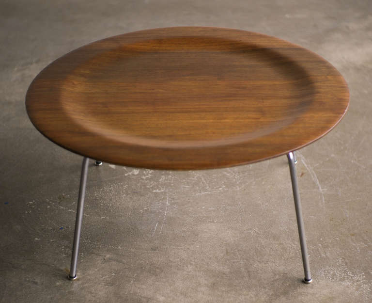 This beautiful early Eames CTM (Coffee Table with Metal legs) is in great vintage original condition, and marked with the Evans Production label.
We offer museum quality crating and affordable worldwide shipping. Feel free to inquire!