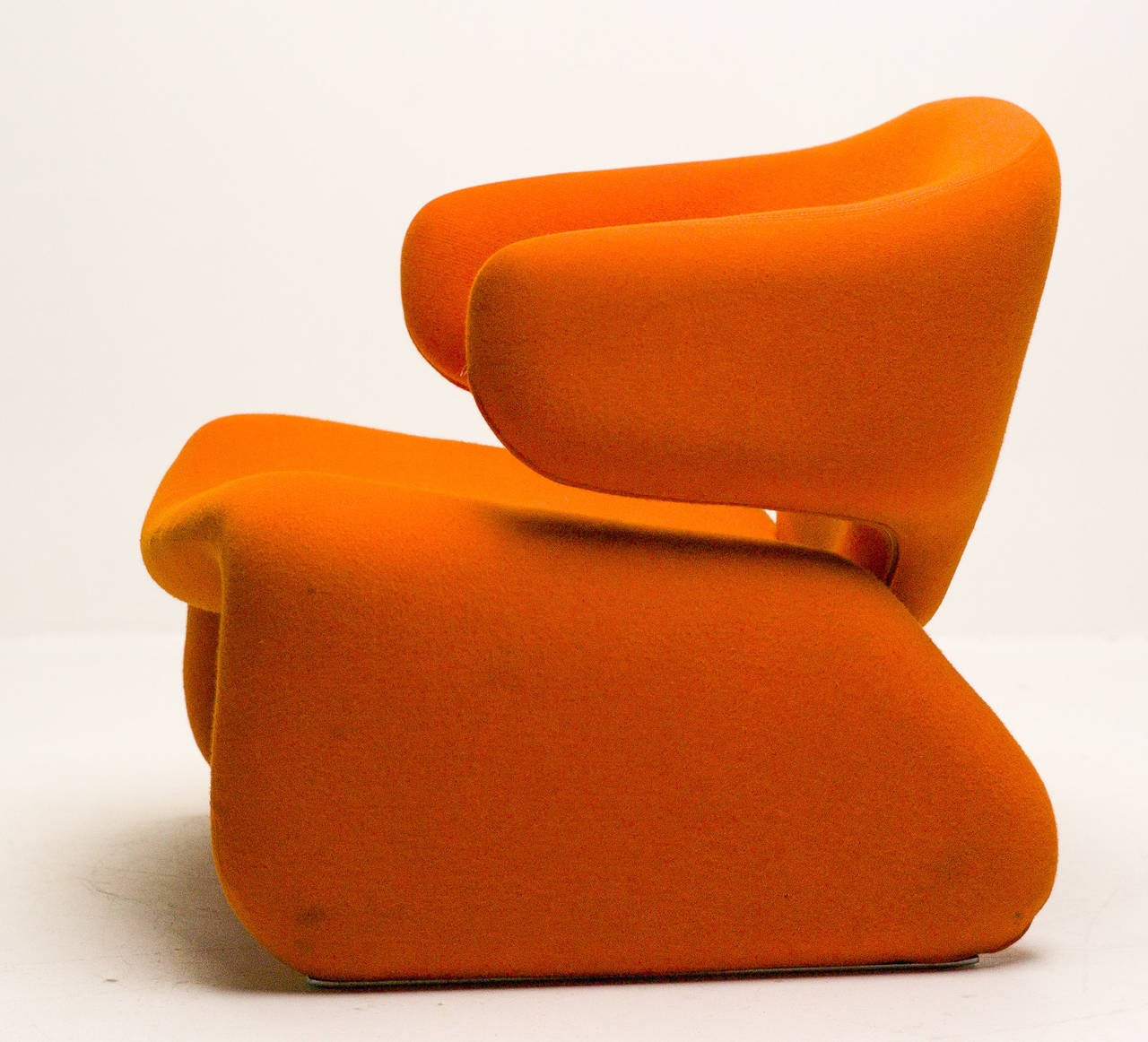 Airborne International, France, 1965.
Original stretch upholstery over foam and internal steel frame.
This chair is a rare variation with armrests.

The original fabric is recognizable by the zippers.
It is almost impossible to find a Djinn