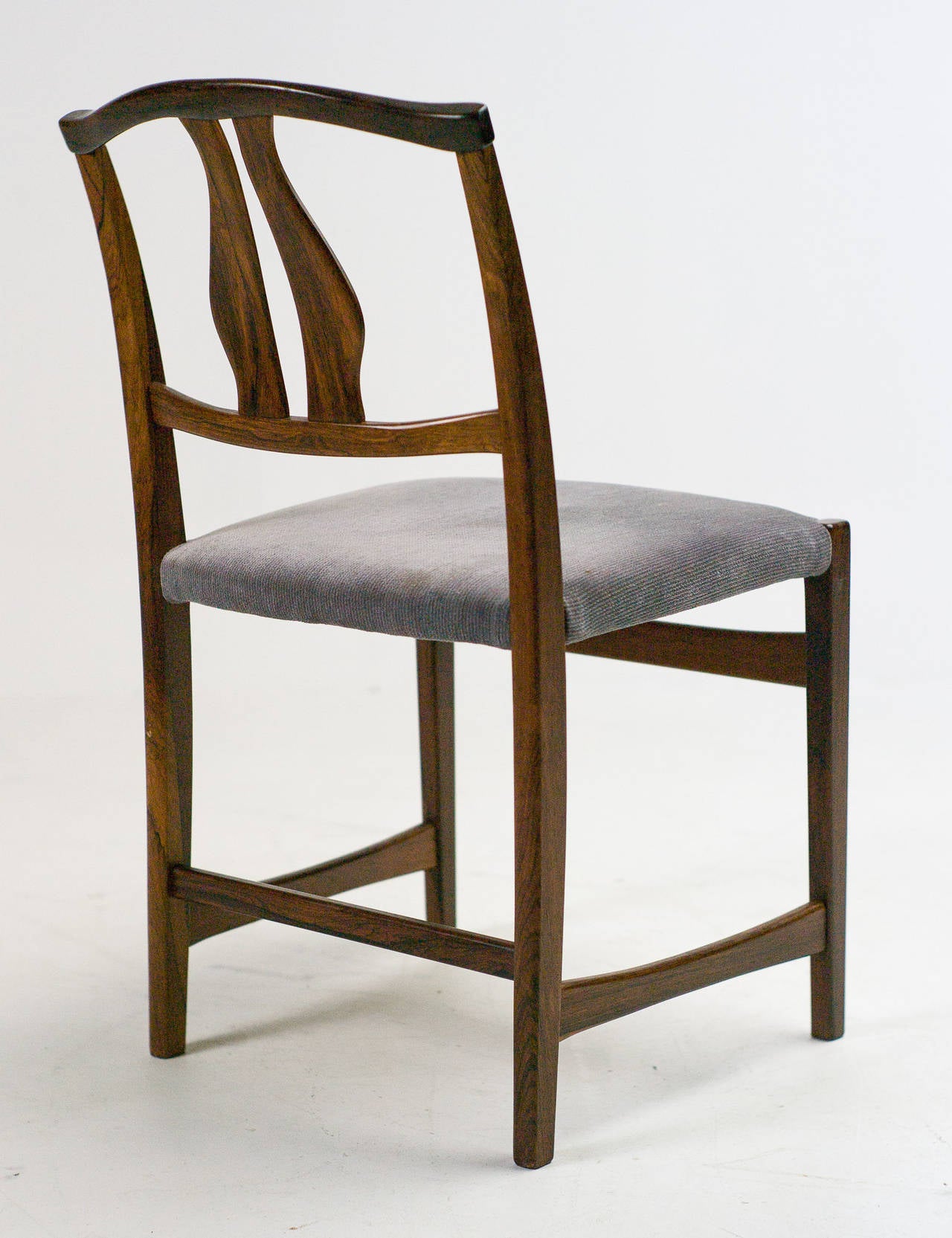Great 1960s set of Vidar dining chairs designed by Carl Malmsten.
Carved in beautiful solid rosewood.
The fabric seats are still in good condition, but these chairs would look so much better with seats in dark brown or black leather!
Reupholstery